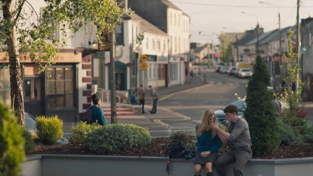 豆瓣评分8.8的英剧《普通人》，简直就是一部治愈系爱尔兰风光片