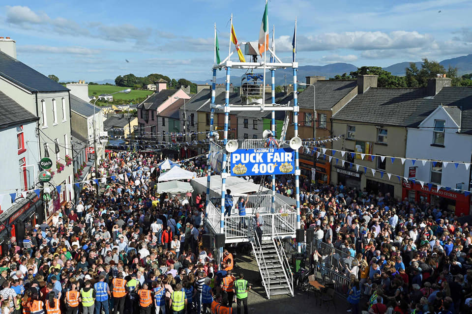 神奇的爱尔兰传统：400年来为山羊加冕，全民狂欢